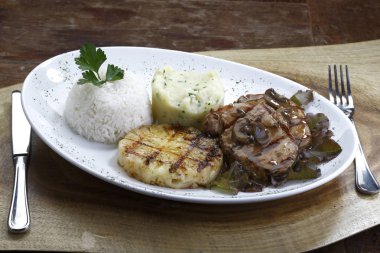 püresi patates, pirinç ve ananas ızgara biftek 