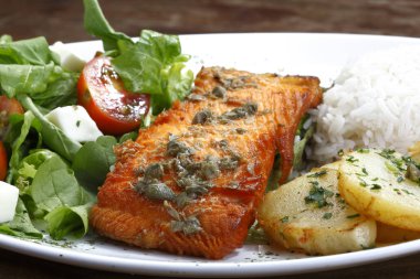 Patates, pilav ve salata somon fileto