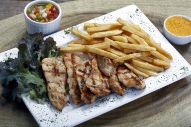 Bira dilimlenmiş et ve salata ile