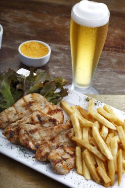 Bira dilimlenmiş et ve salata ile