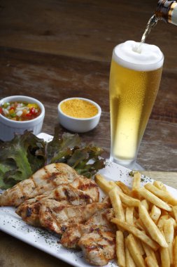 Bira dilimlenmiş et ve salata ile