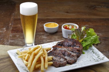 Bira dilimlenmiş et ve salata ile 