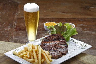 Bira dilimlenmiş et ve salata ile 