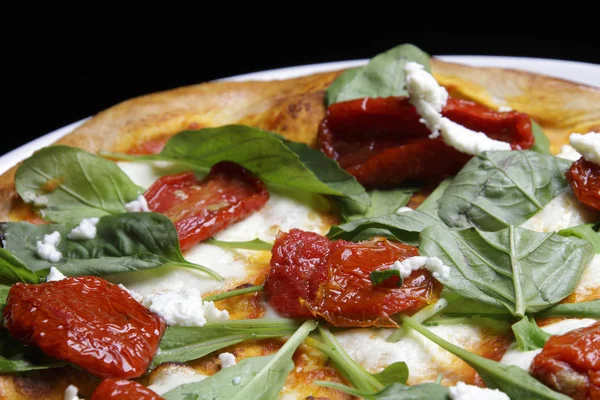 Pizza Con Tomates Secos Hojas Albahaca — Foto de Stock