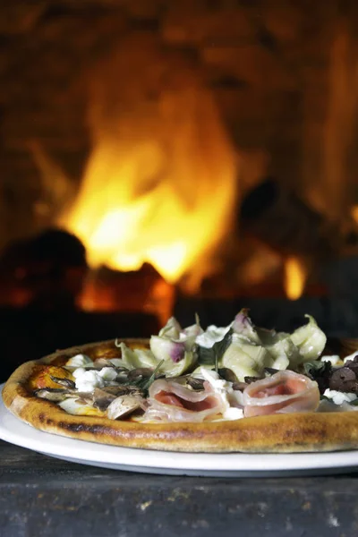 Hete pizza plak met smeltende kaas — Stockfoto