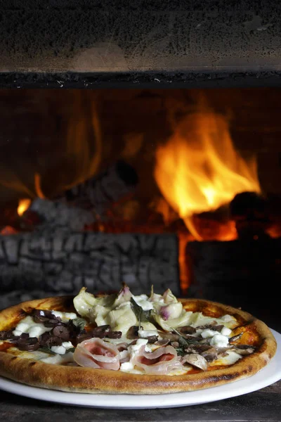 Horký pizzu plátek s tavícím sýrem — Stock fotografie