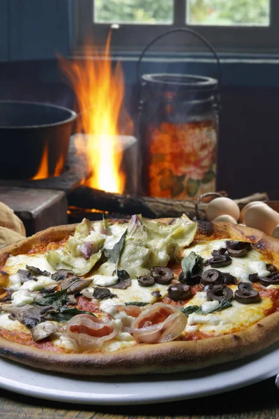 Rebanada de pizza caliente con queso derretido — Foto de Stock