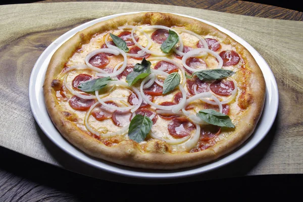 Fatia de pizza quente com queijo derretido — Fotografia de Stock