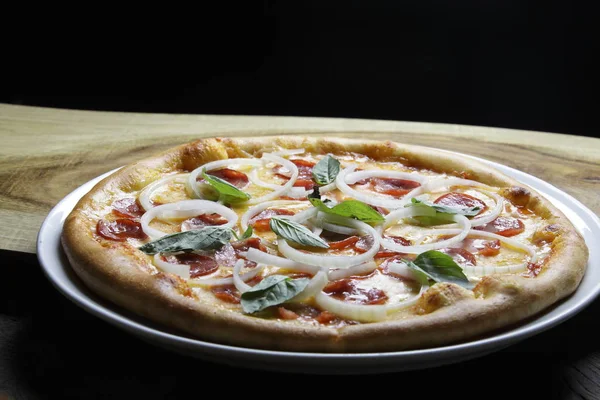 Fatia de pizza quente com queijo derretido — Fotografia de Stock