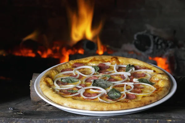 Heiße Pizzascheibe mit schmelzendem Käse — Stockfoto