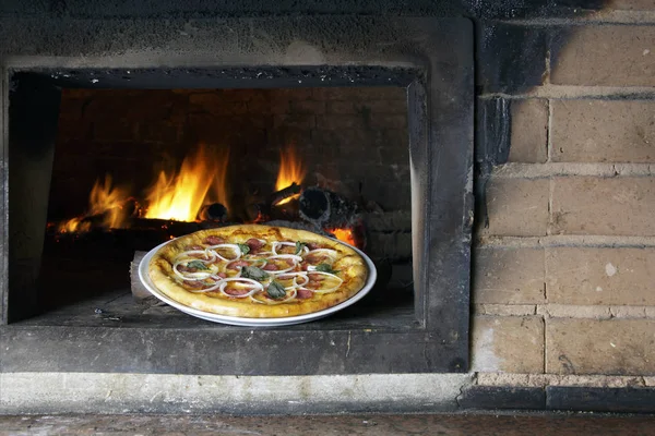 Шматочок гарячої піци з таненням сиру — стокове фото