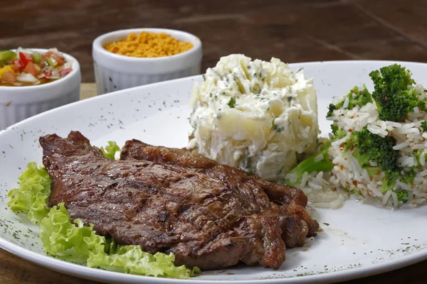 Steak Vom Grill Mit Salat Und Beilage — Stockfoto