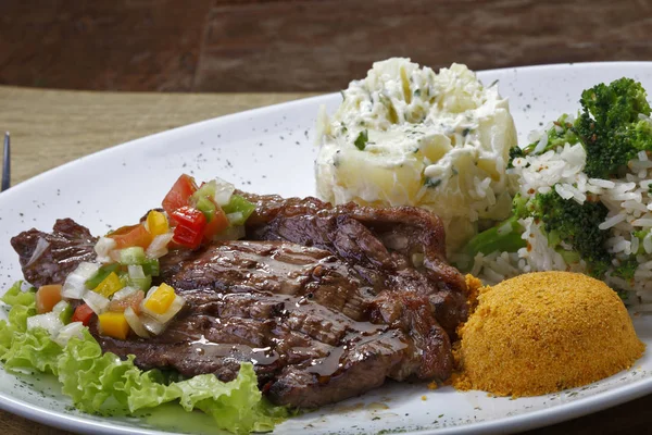 Gegrilde Steak Met Salade Garnituur — Stockfoto