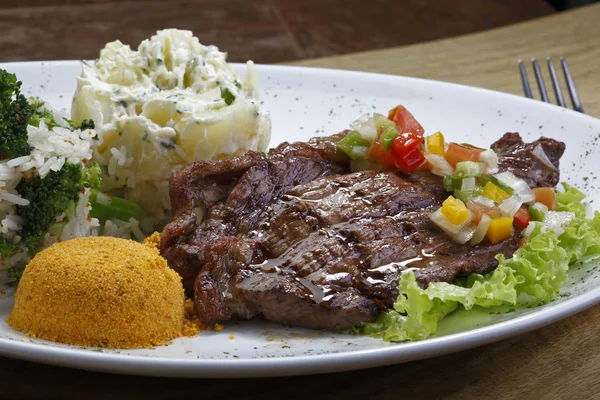 Gegrilde Steak Met Salade Garnituur — Stockfoto