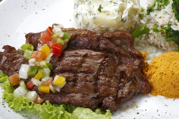 Gegrilde Steak Met Salade Garnituur — Stockfoto