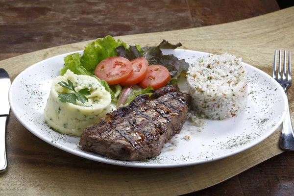 Filete Parrilla Con Puré Papas Arroz Verduras — Foto de Stock