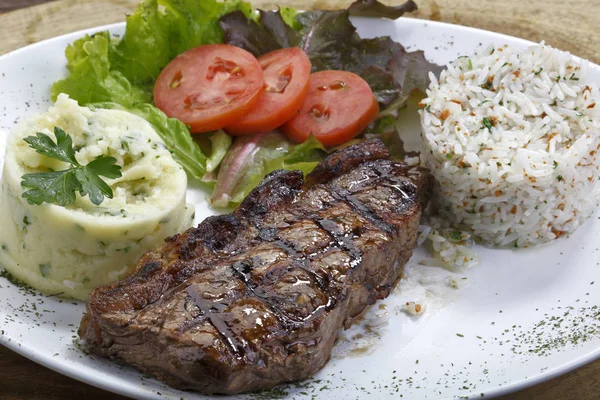 Gegrilltes Steak Mit Kartoffelpüree Reis Und Gemüse — Stockfoto