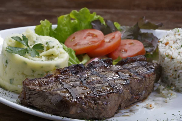 Gegrilde Steak Met Aardappelpuree Rijst Groenten — Stockfoto