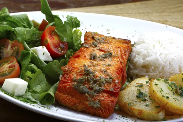 Filete Salmón Con Papa Arroz Ensalada — Foto de Stock