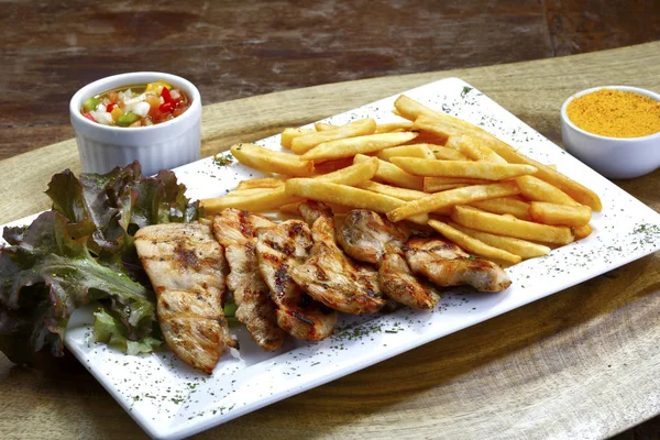 Bira dilimlenmiş et ve salata ile