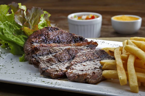 Cerveza Con Carne Rodajas Ensalada — Foto de Stock