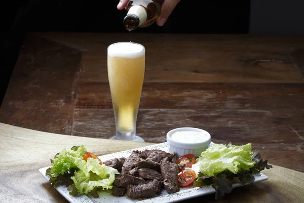 Birra Con Carne Affettata Insalata — Foto Stock