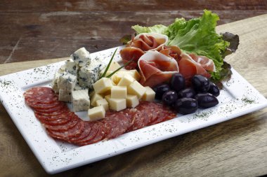 Zeytin, salam, parma jambon ve peynir söğüş salata