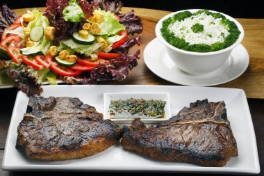 İhale kızarmış porterhouse veya t-bone biftek garnitür ile
