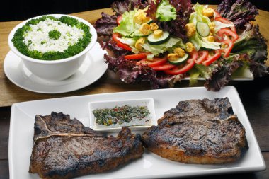 İhale kızarmış porterhouse veya t-bone biftek garnitür ile