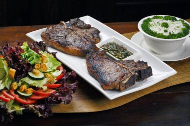 İhale kızarmış porterhouse veya t-bone biftek garnitür ile