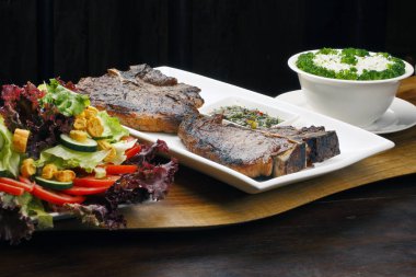 İhale kızarmış porterhouse veya t-bone biftek garnitür ile