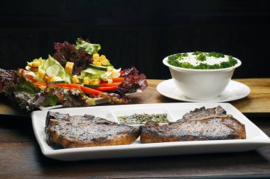İhale kızarmış porterhouse veya t-bone biftek garnitür ile