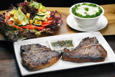 İhale kızarmış porterhouse veya t-bone biftek garnitür ile