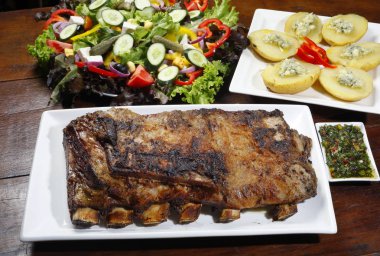 Patates ve salata ile kavrulmuş kaburga 