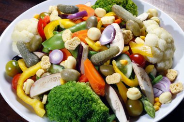 Lezzetli sebze salatası, görünümü kadar yakın 