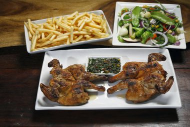 Patates kızartması ve salata ile kavrulmuş horoz