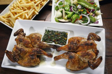 Patates kızartması ve salata ile kavrulmuş horoz