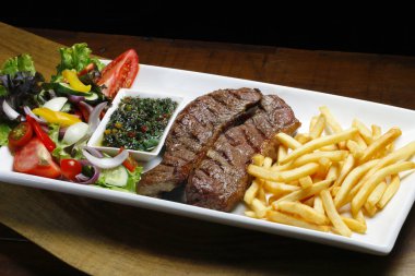 fileto biftek ile kızarmış patates ve salata