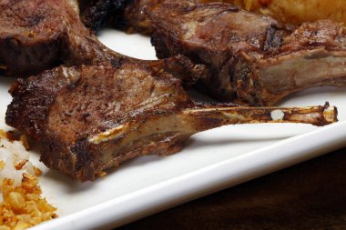 Kızarmış kuzu kaburgası