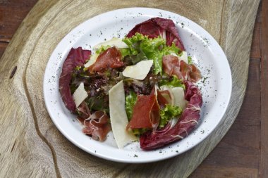 jambon ve sebze salatası