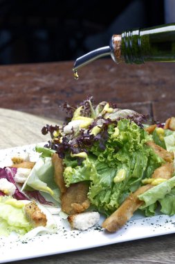 Salata marul ve sızma zeytinyağı 