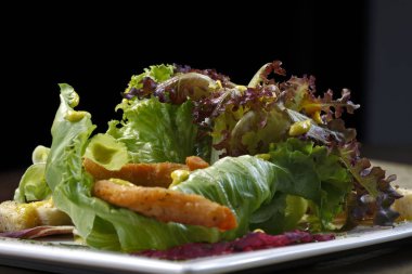 Salata marul ve sızma zeytinyağı 