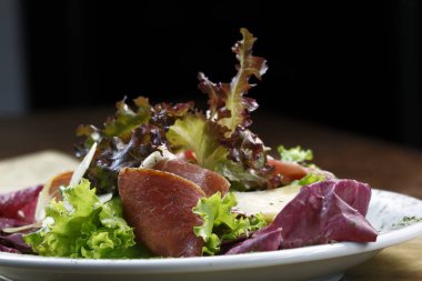 Salata marul ve sızma zeytinyağı 