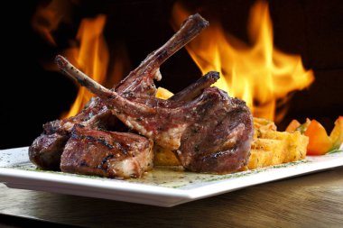 Kızarmış kuzu kaburgası