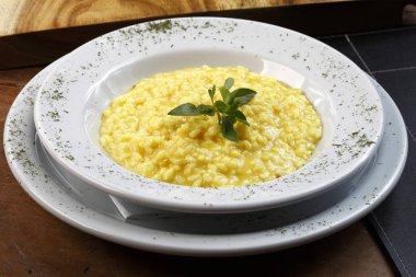 Beyaz tabak içinde servis risotto