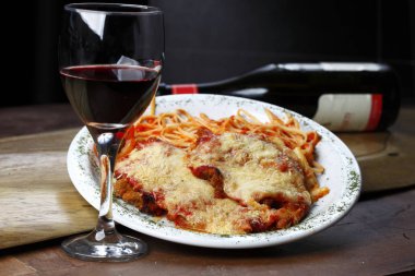 Domates sos ve et, lezzetli makarna görünümü kapatın