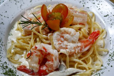 İştah açıcı makarna karides ve domates ile