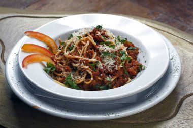 Lezzetli Bolognese makarna, görünümü kadar yakın