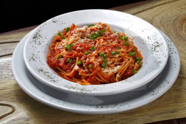 Lezzetli Bolognese makarna, görünümü kadar yakın