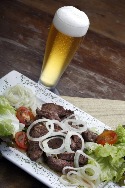 Bier Met Gesneden Vlees Salade — Stockfoto